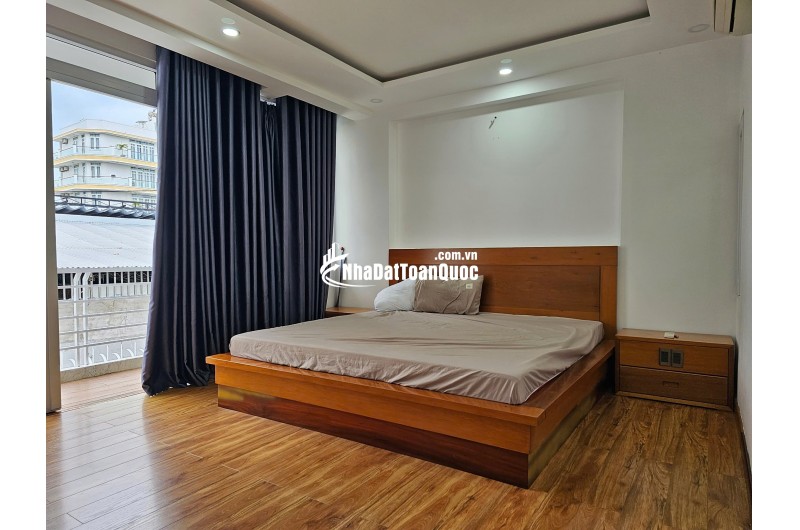 Bán nhà 3 tầng Phó Đức Chính, Vĩnh Hòa – gần biển 300m, có hồ cá Koi, giá 10 tỷ